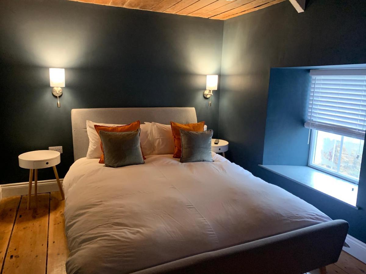 Min-Y-Fford Sleeps 6 Plus Pet Ньюпорт Экстерьер фото