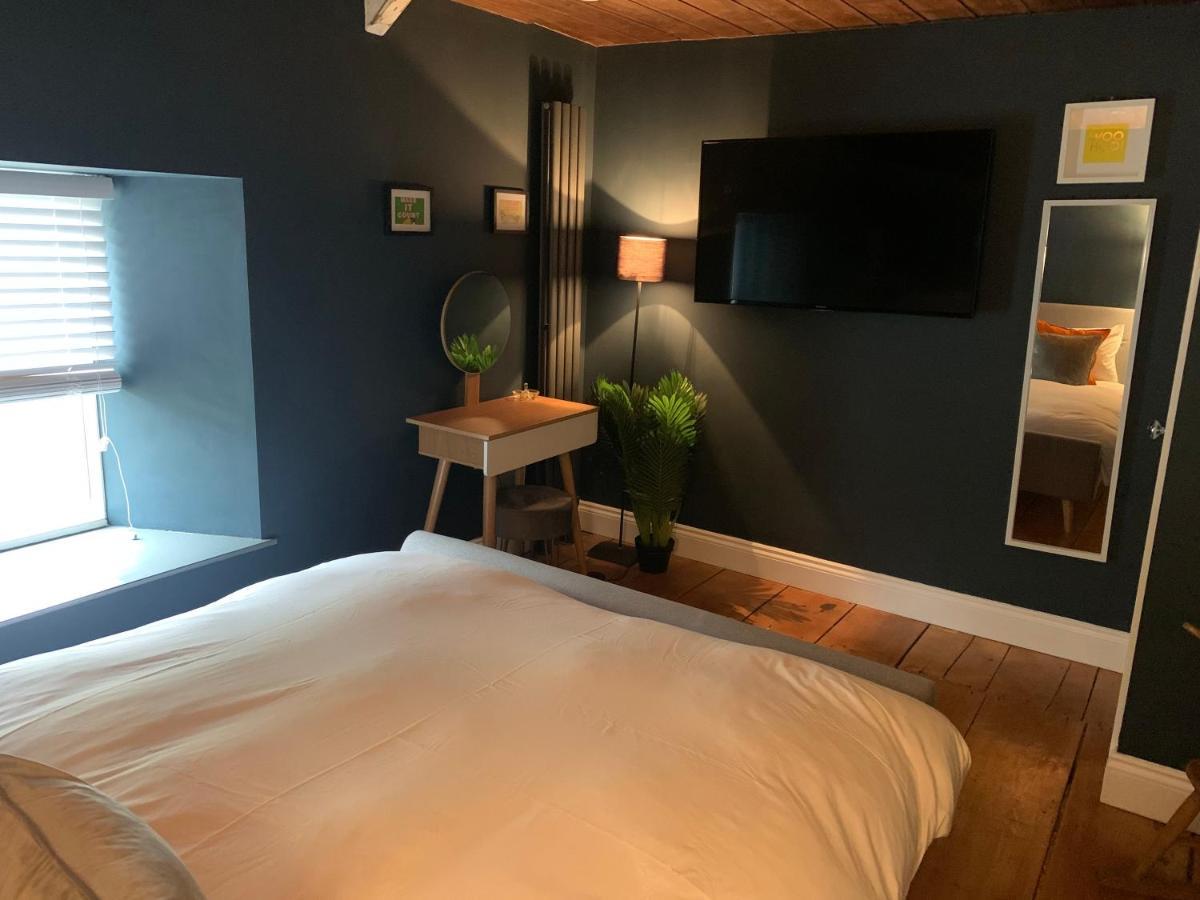 Min-Y-Fford Sleeps 6 Plus Pet Ньюпорт Экстерьер фото