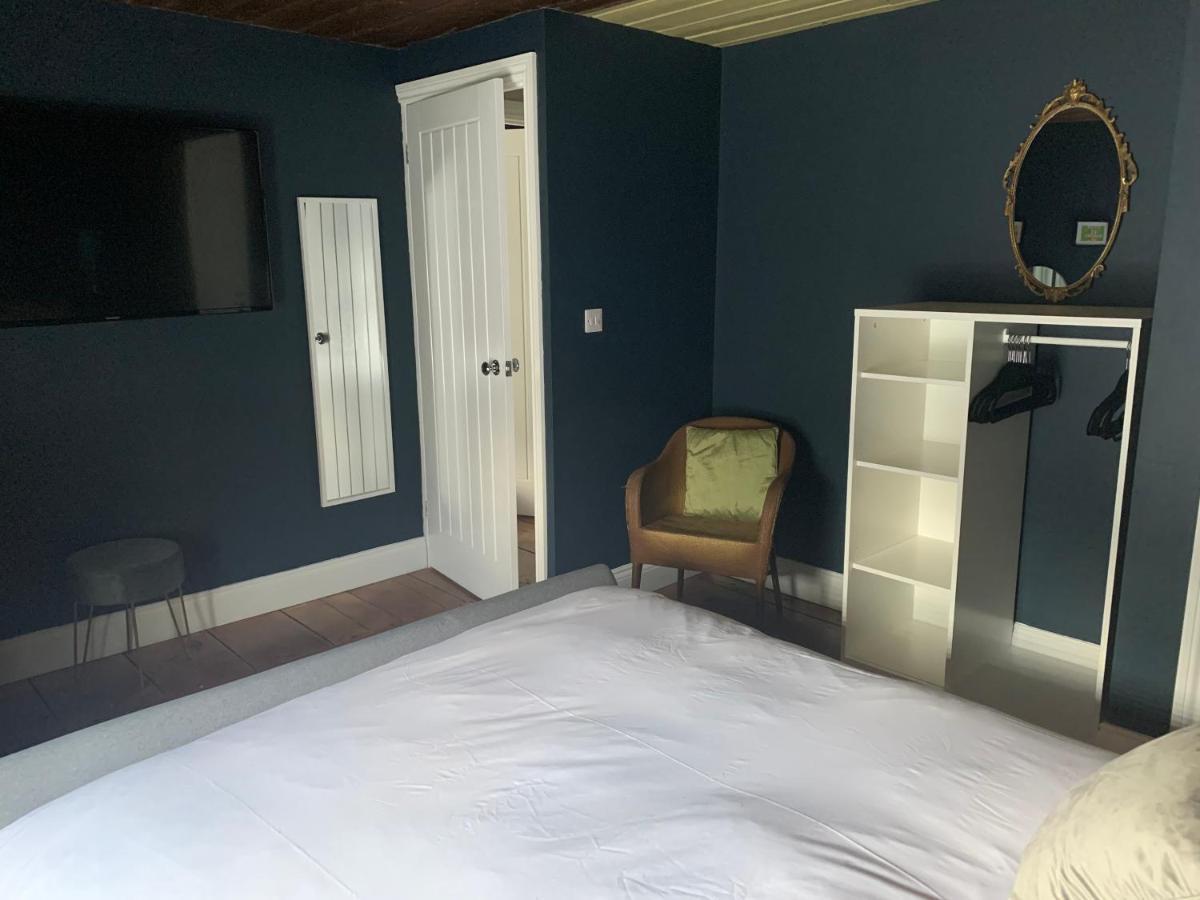 Min-Y-Fford Sleeps 6 Plus Pet Ньюпорт Экстерьер фото